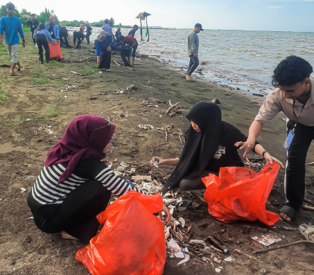 Hari Kedua Sekolah Politik HHI, Peserta Gelar Aksi Bakti Sosial Bersih Pantai di Indramayu