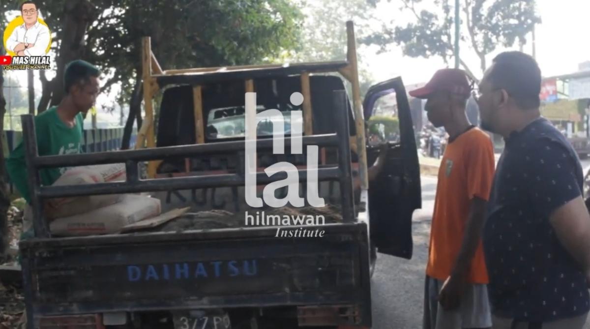 AKSI CEPAT PERBAIKAN JALAN RUSAK SECARA SWADAYA DI DEPAN PLN