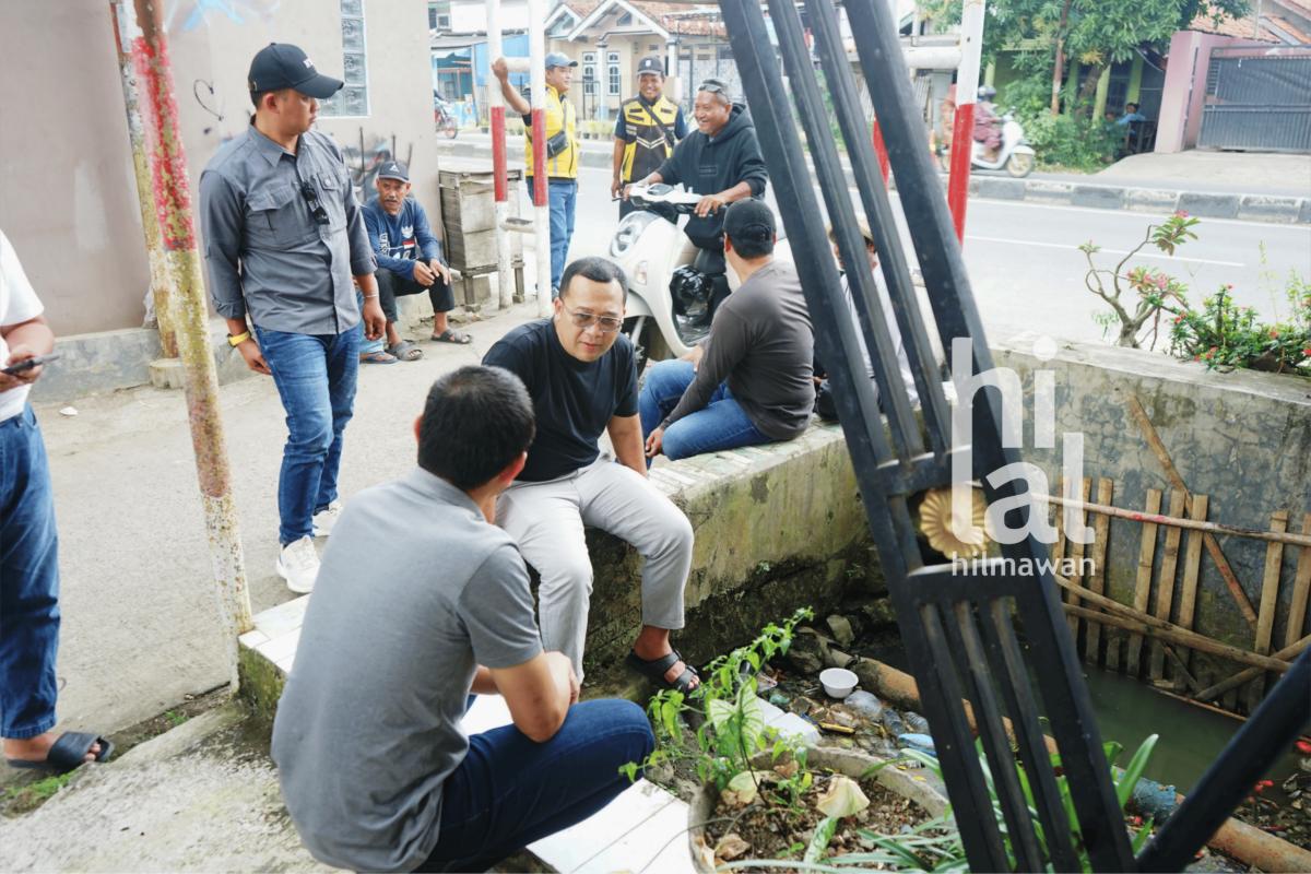 Tinjau Drainase di Desa Mundu, Hilal Hilmawan Temukan Saluran Air yang Tersumbat Beton